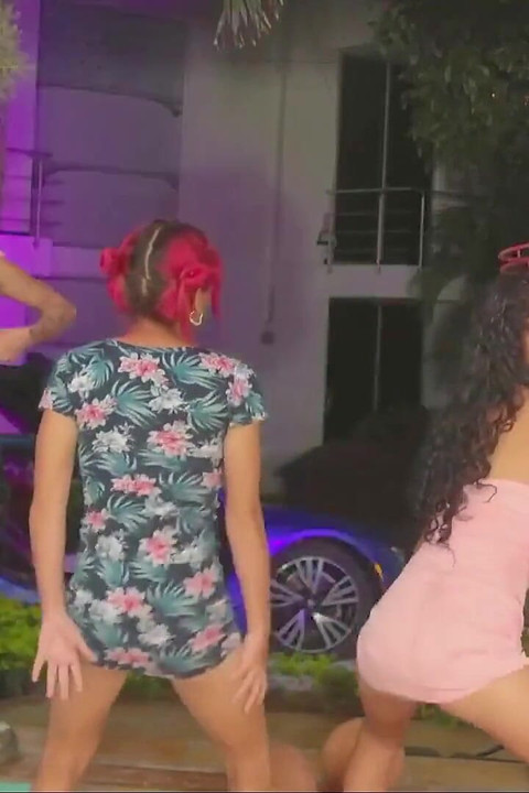 Smeđokose Latine imaju lezbijski seks u položaju škara GGmansion