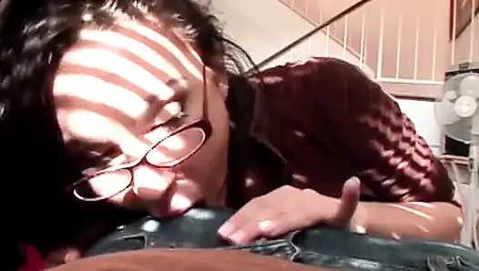 Sexy schätzchen mit brille gibt diesem typen mit dem langen schwanz kopf