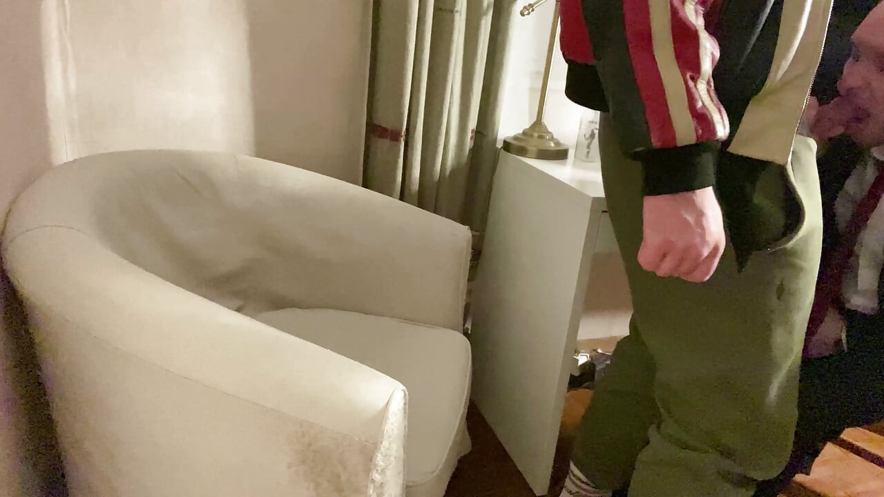 Dio 1. Menatplay. Uredski radnici Kinkysirius u odijelu žestoko jeban od kožnog medvjeda