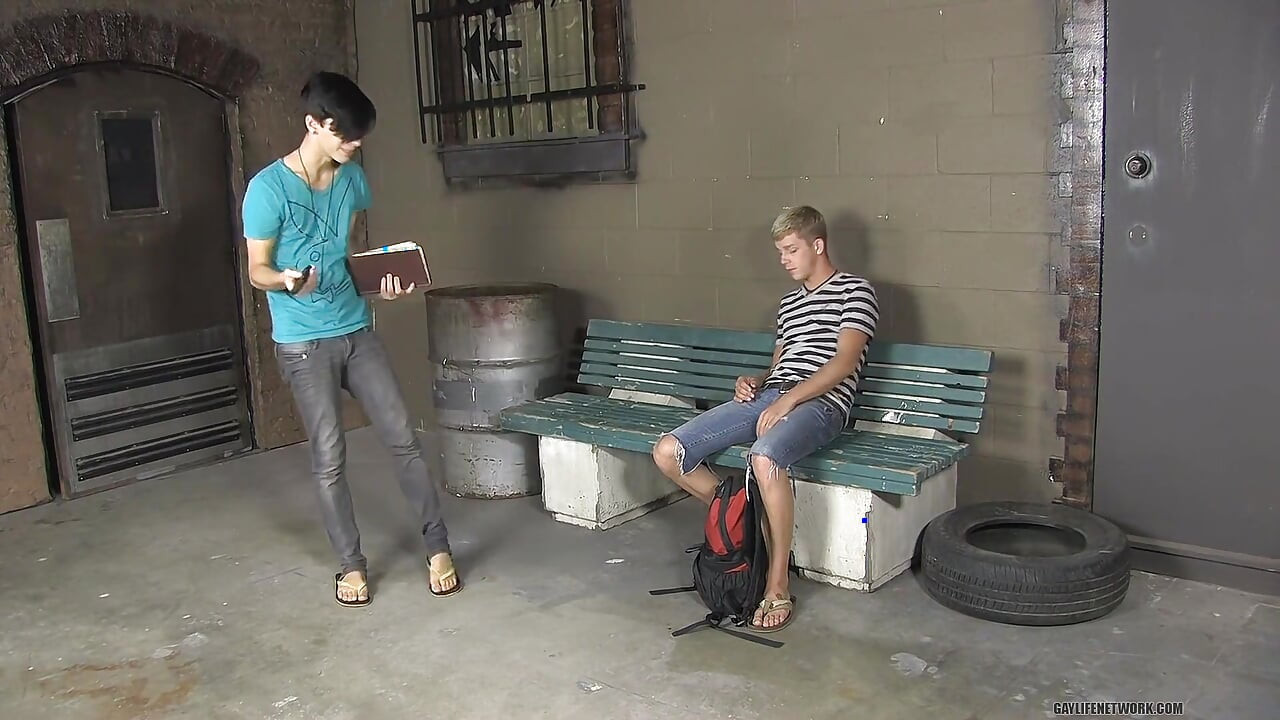 Horny Twinks Make Use of Empty Classroom