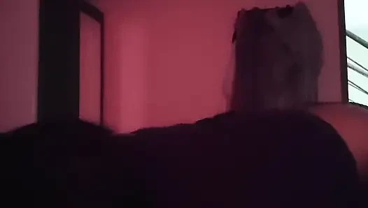 Hintli seksi kız büyük göğüslerini emiyor ve tam sert seks