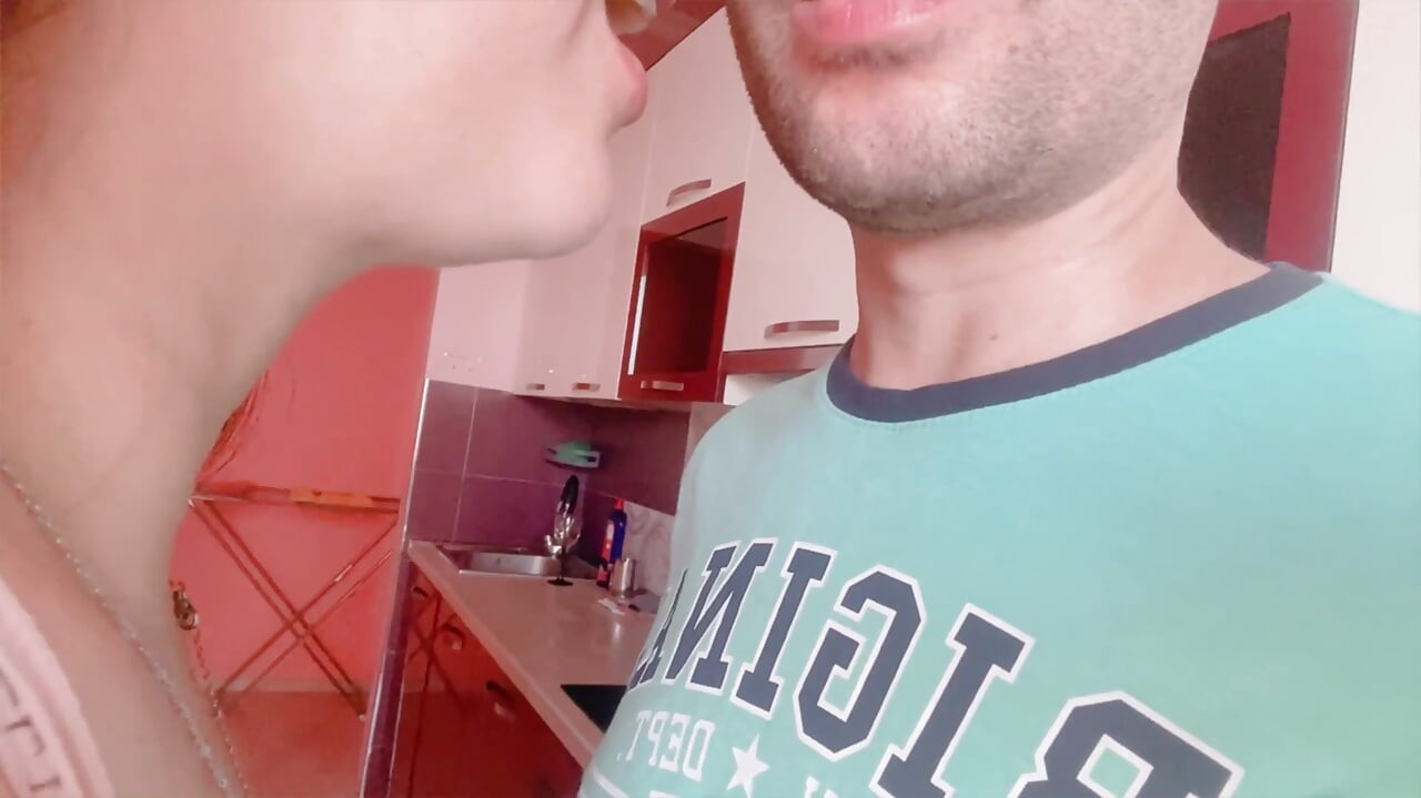 Muž iznenađuje vruću ženu analnim seksom u novom domu