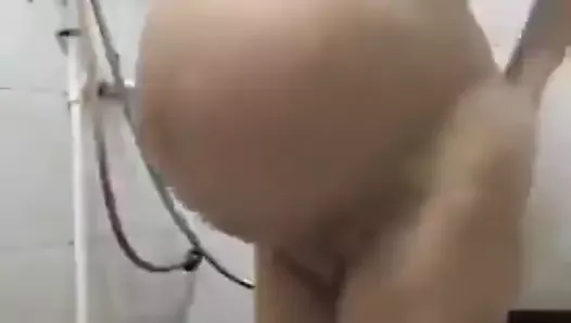 Беременная азиатка принимает душ в любительском видео