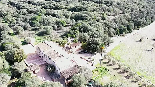 İki ateşli kız açık havada kendilerini şımartıyor