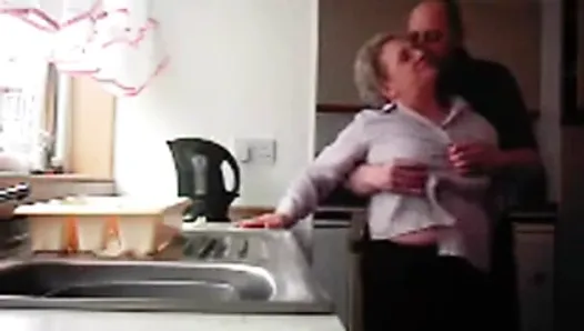 Бабушка и дедушка трахаются на кухне