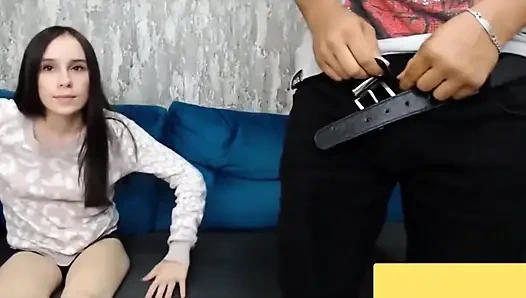 Üvey anne ve üvey kız yabancıyla sikişiyor