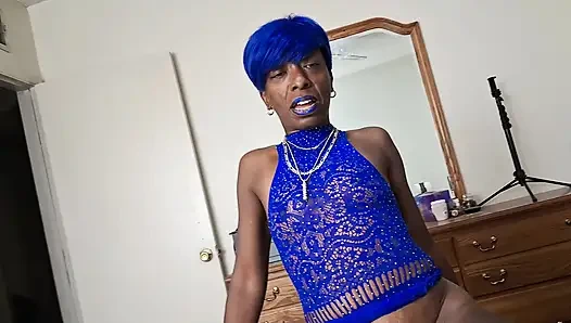 Синяя грязная губная помада делает минет