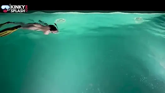 Çıplak şnorkelli gece sürtüğü sualtı oyunu