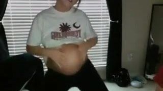 Беременная танцует