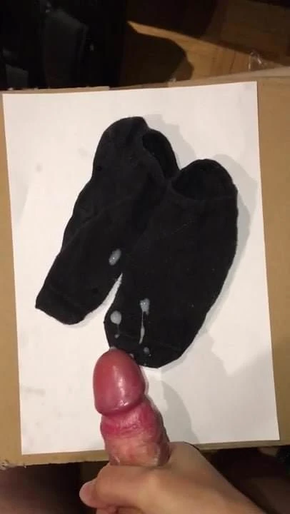 Gozando nas meias da namorada