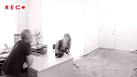 Gözlüklü Kel Adam Iki Büyük Memeli Iri Güzel Sürtüğü Üçlü Sekste Sert Sikiyor!