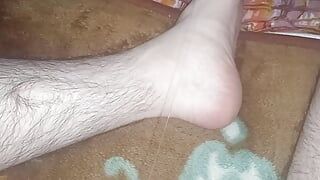 Schmutzige füße mit sperma bedeckt