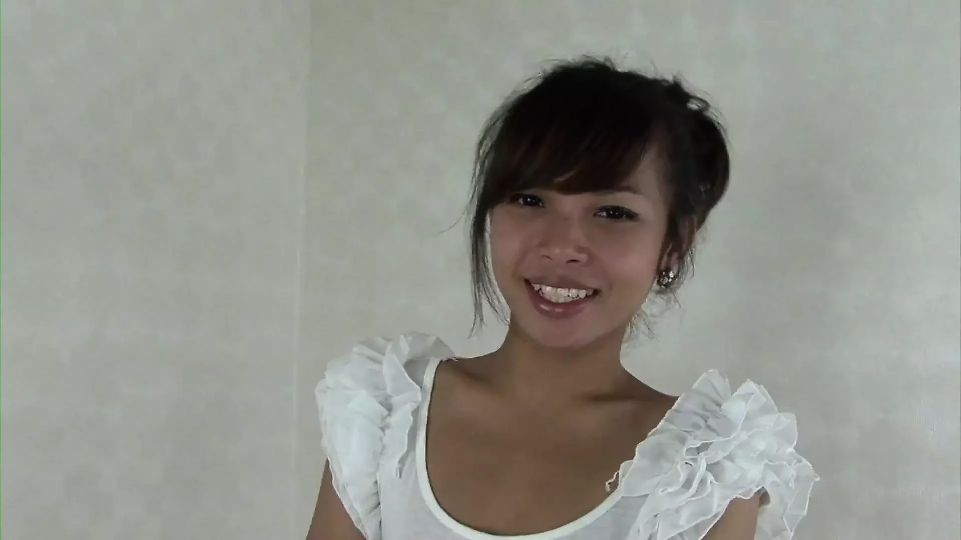 Ladyboy Ming își prezintă pula și se mângâie