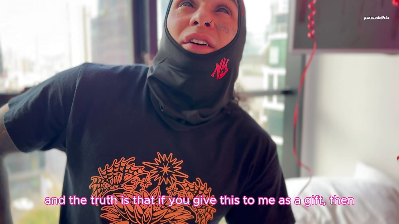 내 남친이 나를 속여, 그래서 나는 배달원에게 내 엉덩이를 주고 그의 자지를 지키고 있어. 음순 절제술