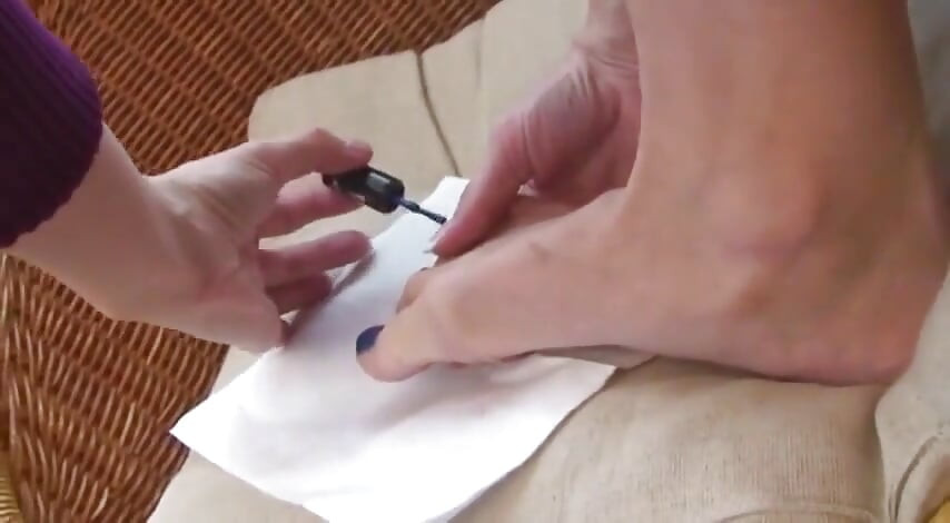 Toenails pintando para azul