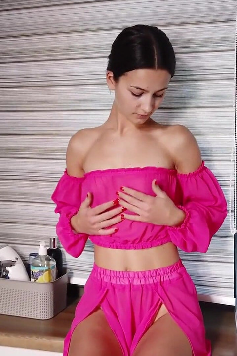 Annas Shower álmai átlátszó ruhában