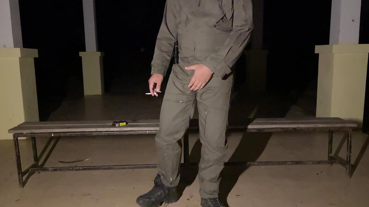 Sau khi làm việc xong, quyết định sục cu trong bộ đồ jumpsuit thợ máy của tôi và bắn tinh dịch - ướt át với bôi trơn precum
