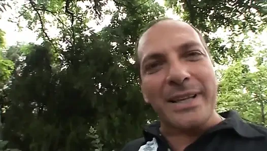 Сладкую блондинку отшпилили и трахнул в задницу жесткий член, кончающий на ее задницу