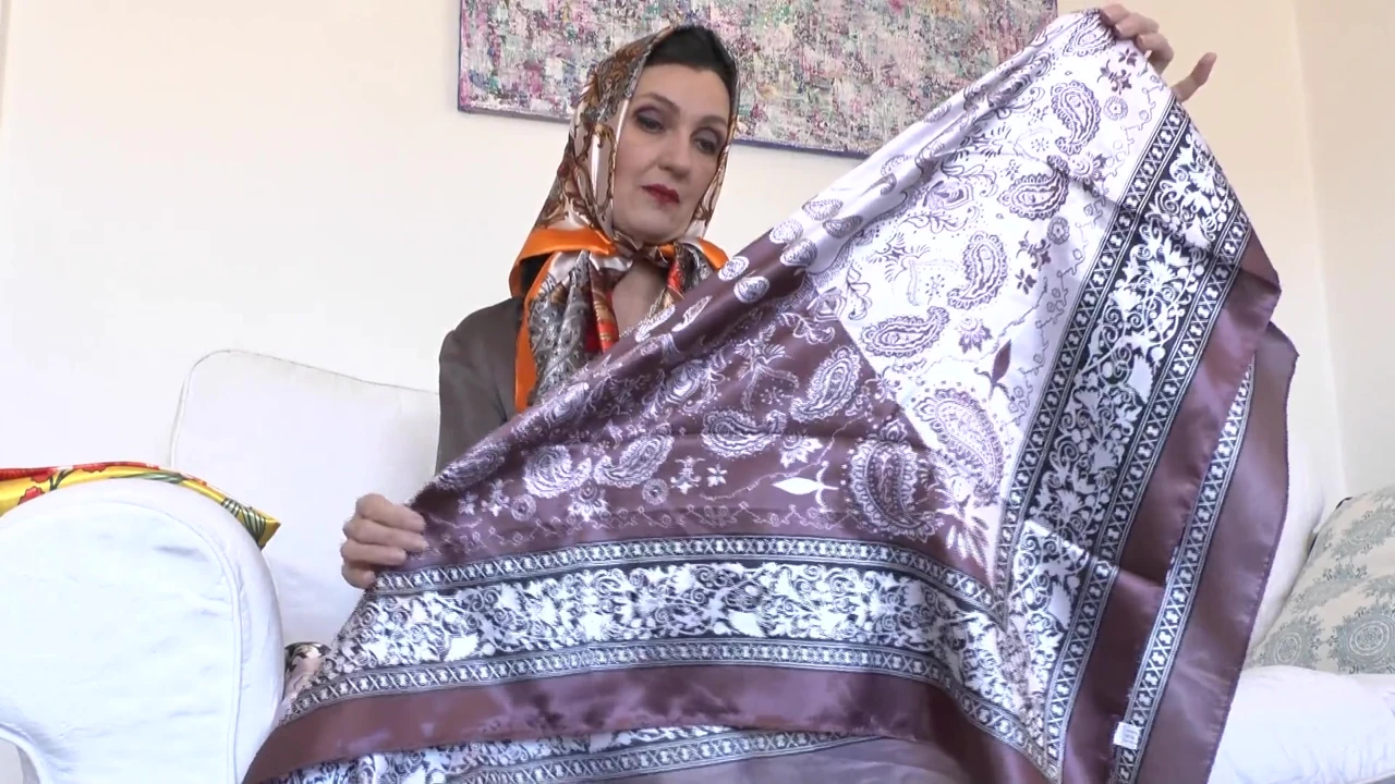 Heyecan verici saten eşarp oyunları! Lady Victoria Valente