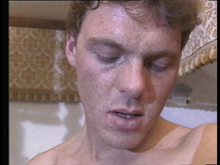 בחורה מפתה בגרביוני תחרה מוצצת זין ברעבתנות