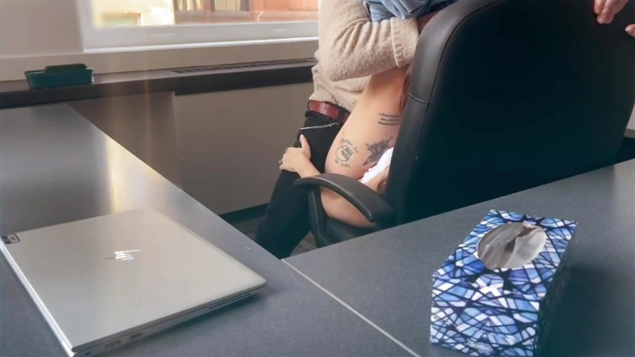 Ze zuigt en neukt baas om haar baan te redden