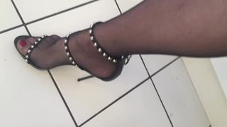 Фетишное видео Charlotte с высокими каблуками, сандалиями Zanotti!