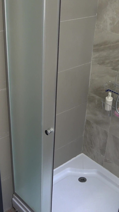 Badezimmerkamera erwischt sexy teen in der dusche