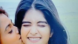 Bhavika Sharma, flic sexy, éjacule et crache un hommage