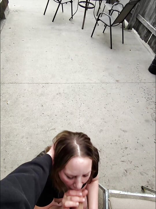 淫蕩妻子差點在酒吧被抓到吸屌