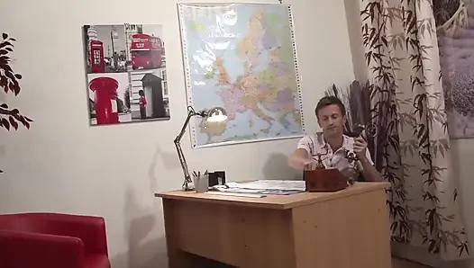 Büyük doğal memeli amatör Fransız zenci öğrenci öğretmenin masasında derinden götten sikiliyor