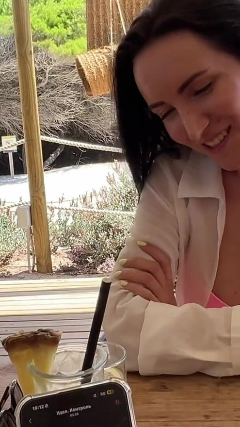 Hemmelig moro med vibrator på fjernkontroll på offentlige steder (på restaurant, på stranden, i en parkeringsplass) | klipp 1