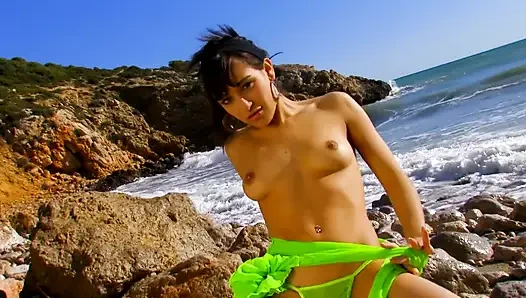 Cewek jalang ini nyepong kontolku saat liburan