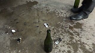 Bottiglia di champagne in una grande figa