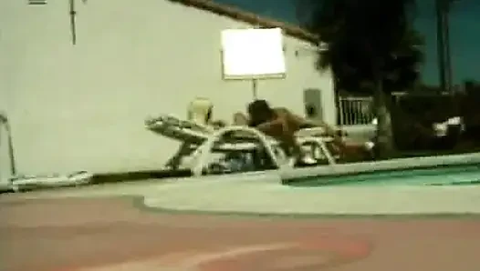 Verführerische schätzchen, die sich einen großen dildo am pool teilen