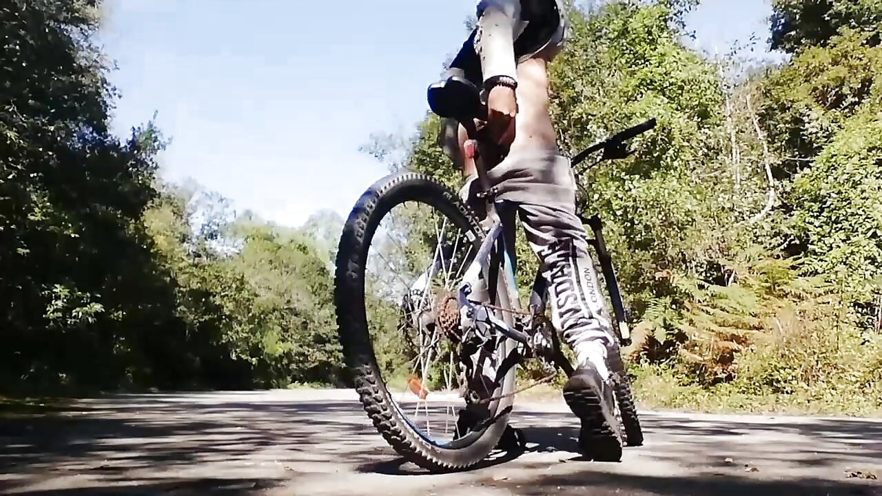 Молодой мужчина играет со своим велосипедом с дилдо в заднице