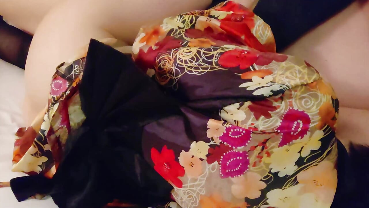 Uma garota fofa em um quimono que gosta de ser fodida é feita para gozar com cunilíngua, penetrada por trás e gozada interna, amador
