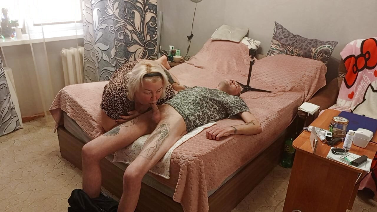 แม่เลี้ยงอมควยเพื่อให้ได้น้ําเงี่ยนเต็มปาก