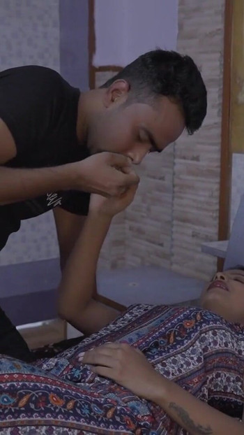 Melihat seorang awek bersendirian di taman, air keluar dari zakar budak itu. | Klip 1