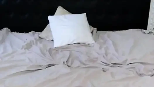 Üvey annemin kıyafetlerini deniyorum ve amımı külotuyla dolduruyor