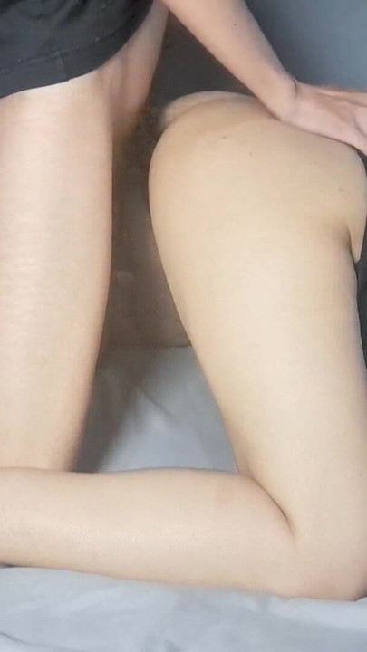 나는 그녀가 그녀의 작업 옷에 있는 동안 내 마누라를 커민사이드. | 클립 1