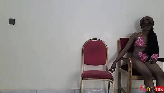 Büyük yaraklı uzun boylu adam beni sert ve korunmasız sikiyor