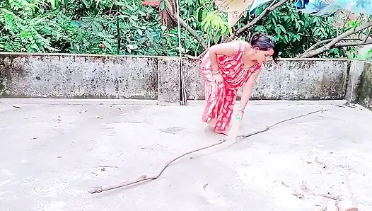 Pati ke bahar jane ke baad Bhabhi ne naya brah lene ke bahane ghar me bula kar kiya sex