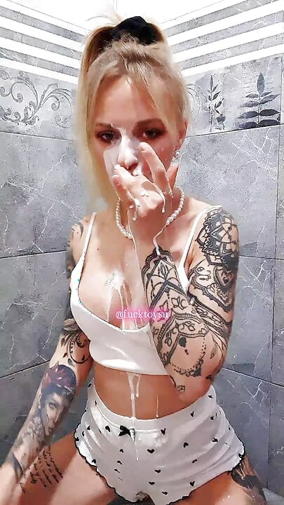 Belle petite salope qui suce profondément un gros gode, chevauche intensément avec jeu de faux sperme et orgasme bien salissant