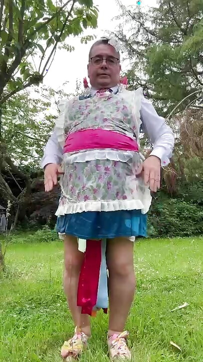 병으로 오줌 샤워하는 정원사 복장