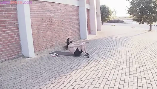 Зрелая фигуристая женщина испытывает жесткие оргазмы, делая тройничок и получая двойное проникновение