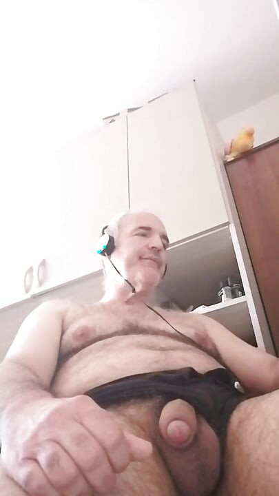 Ich masturbiere meinen harten Schwanz und genieße es wie ein Schwein, während ich einen Pornofilm schaue!