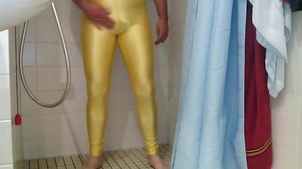 In meine Gelbe spandex Legging gepinkelt und gespritzt