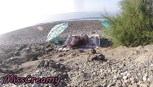 Teşhirci evli kadın açık havada amatör orta yaşlı seksi kadın sakso ve çıplaklık plajında büyük yarakla mastürbasyon yapıyor