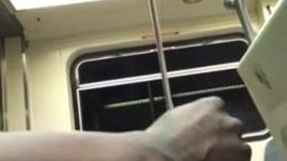 Чернокожий дрочил в метро