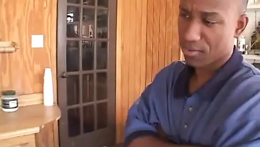 Muhteşem zenci sürtük birkaç siyah büyük yarakla sikiliyor